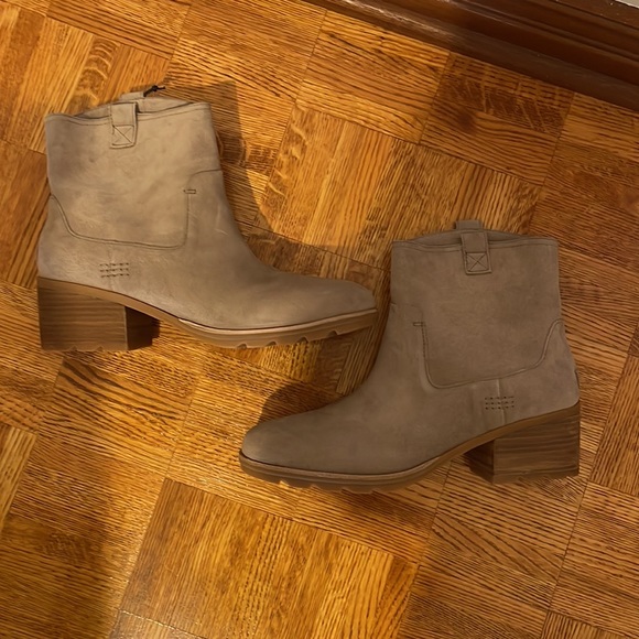 Sorel Cate waterproof taupe suede boots | Size 12 | NWT - Picture 4 of 9